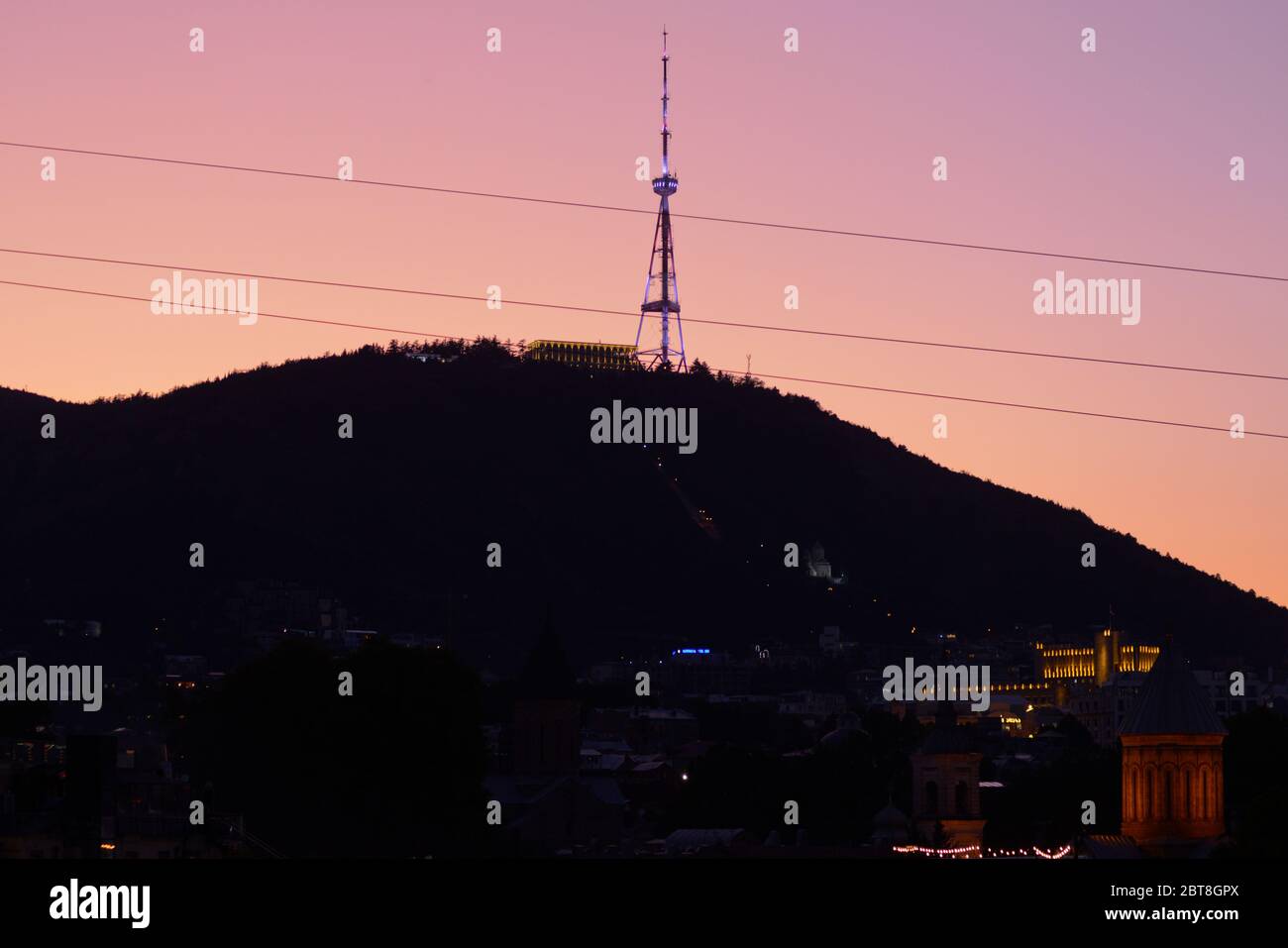 Tiflis: Berg Mtasminda und Fernsehturm bei Sonnenuntergang. Republik Georgien Stockfoto
