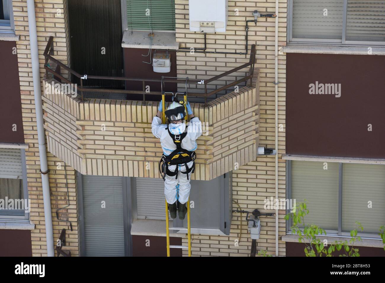 Ein Feuerwehrmann auf einem Balkon auf der Suche nach einem geistig kranken vermissten Mann. Er wurde zwei Tage lang von seinem Zuhause vermisst und erschien schließlich in einem Pappelwald nahe dem Duero-Fluss, wo er die Nacht verbrachte. Stockfoto