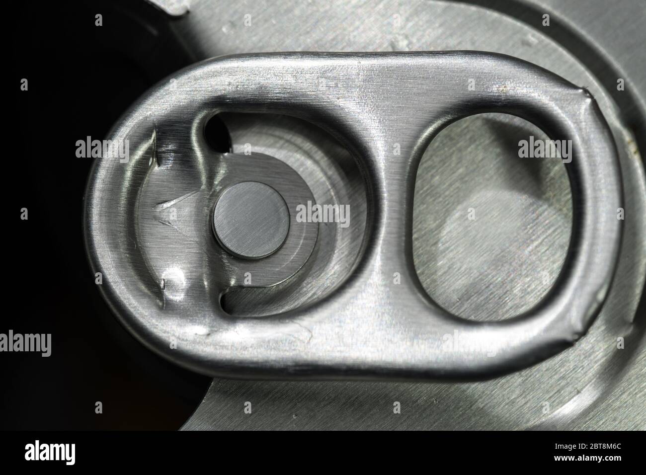 Bierdosen-Ring ziehen, Nahaufnahme - offene Bierdosen mit Sicherungsring Stockfoto