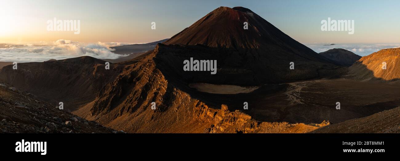 Ein Panoramabild des Mt. Ngauruhoe im Tongariro National Park, Neuseeland Stockfoto