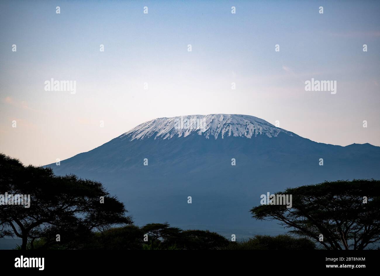 Ein Blick auf den Kilimandscharo vom Kibo Safari Camp im Amboseli Nationalpark. Der Kilimandscharo ist ein schlafender Vulkan in Tansania Stockfoto