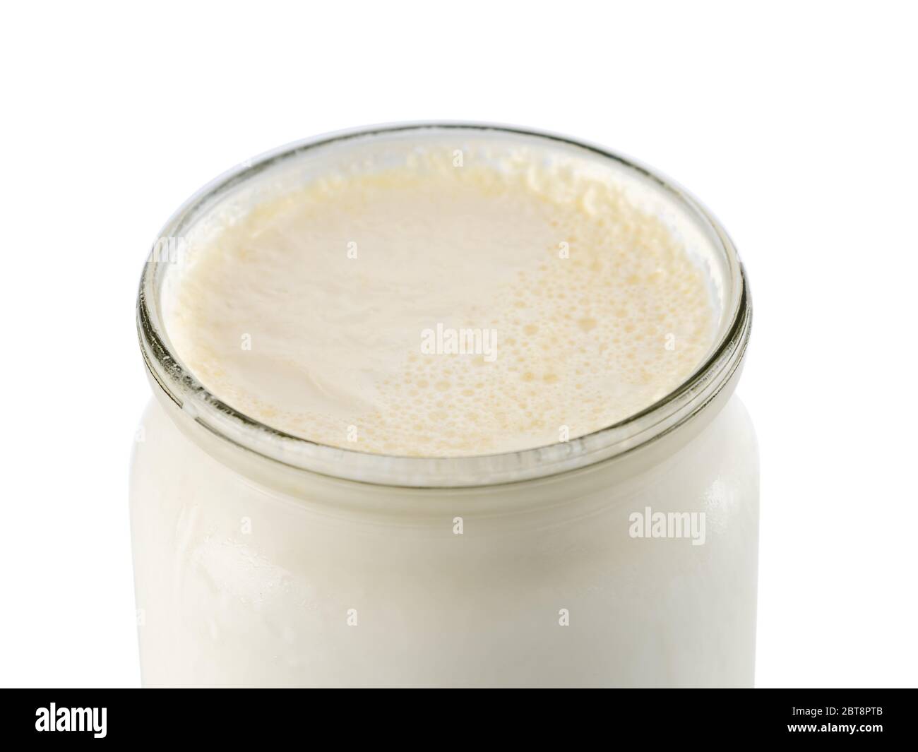 Georgian Matsoni Joghurt in einem Glastopf isoliert auf weißem Hintergrund Stockfoto