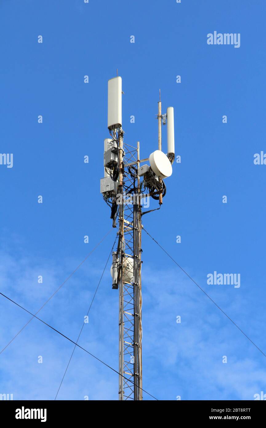 Mobilnetzantenne der Basisstation an einem Stahlbaumast mit Repeater. 3 g, 4 g, 5 g Stockfoto