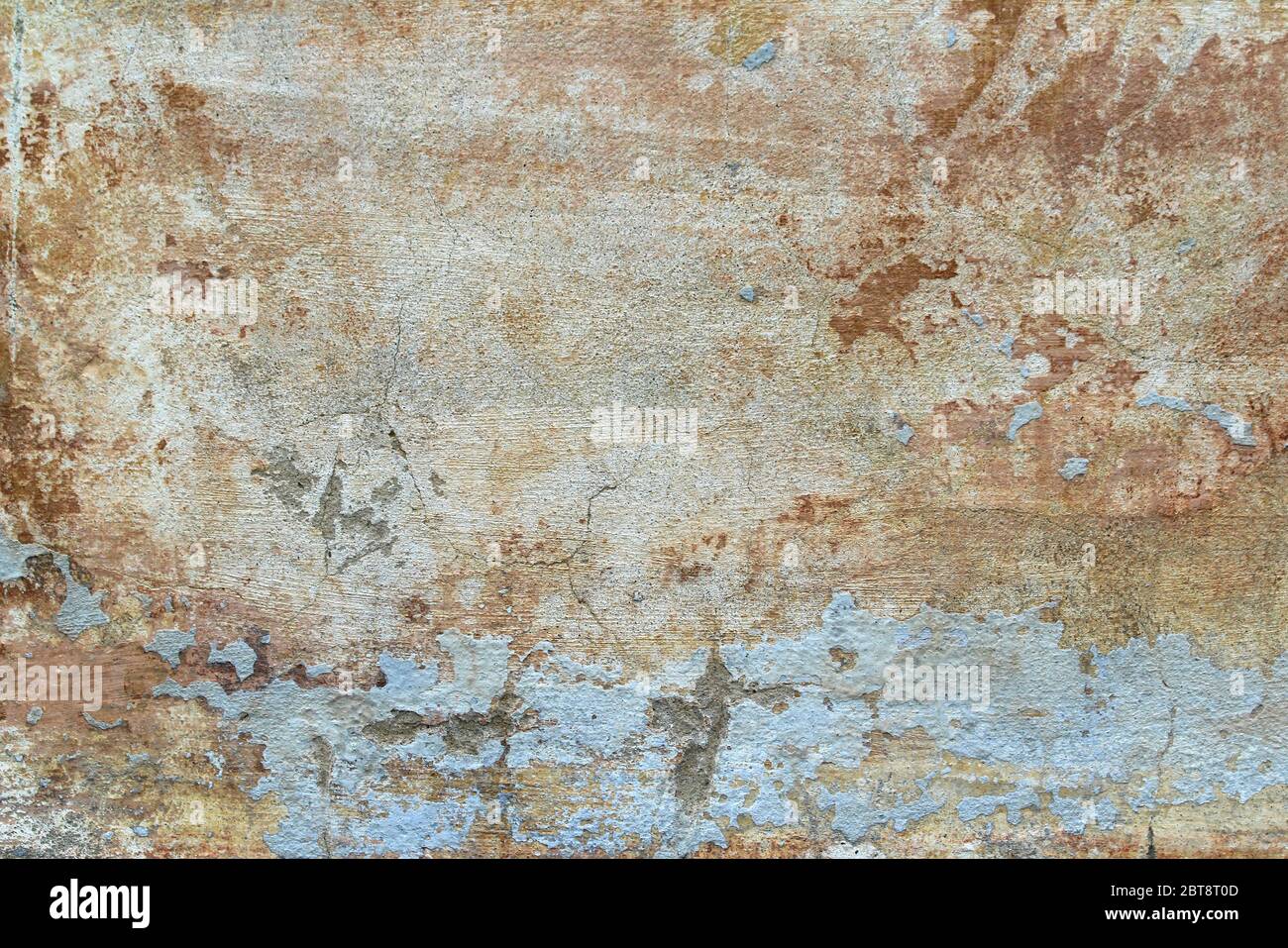 Alte rissige Wand mit Stuck mit abstrakten Aquarell blau, rosa und Ebenholz Flecken von Farbe bedeckt. Mehrfarbige Vintage Hintergrund für Tapete, Hintergrund und Scrapbooking. Stockfoto