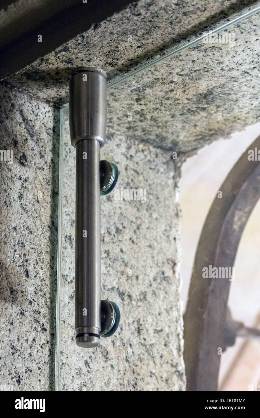 Glasscharniere Metallbeschläge mit Türverriegelungsmechanismus, Nahaufnahme. Stockfoto