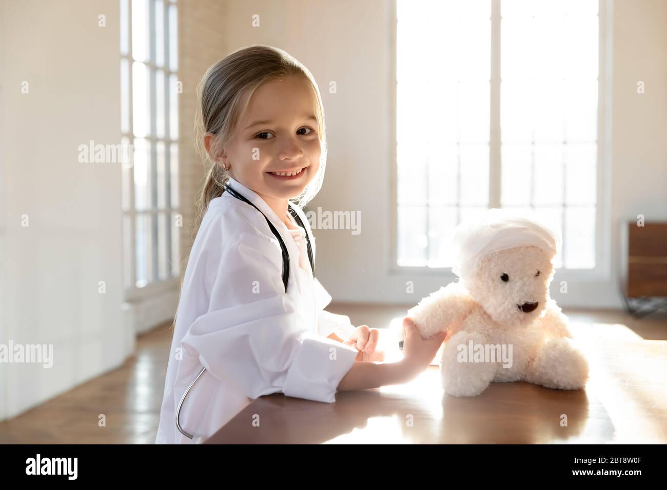 Porträt von lächelnd kleines Mädchen Heilung Plüsch Spielzeug Stockfoto
