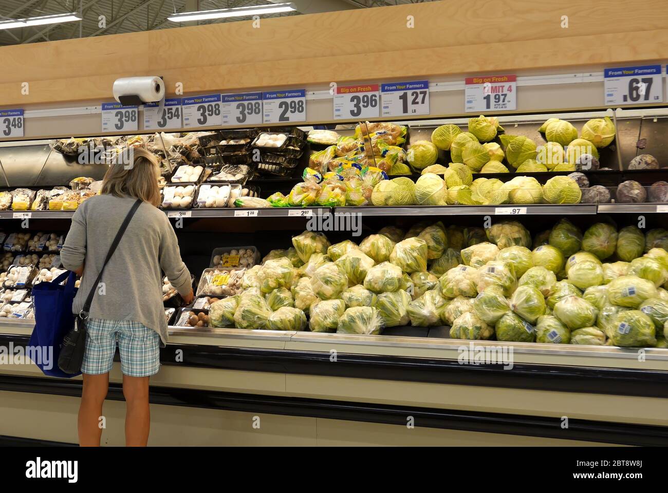 Bewegung der Menschen, die Lebensmittel im Supermarkt kaufen Stockfoto