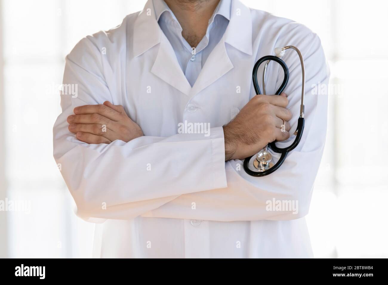 Nahaufnahme von männlichen Arzt in weißer Uniform posiert Stockfoto
