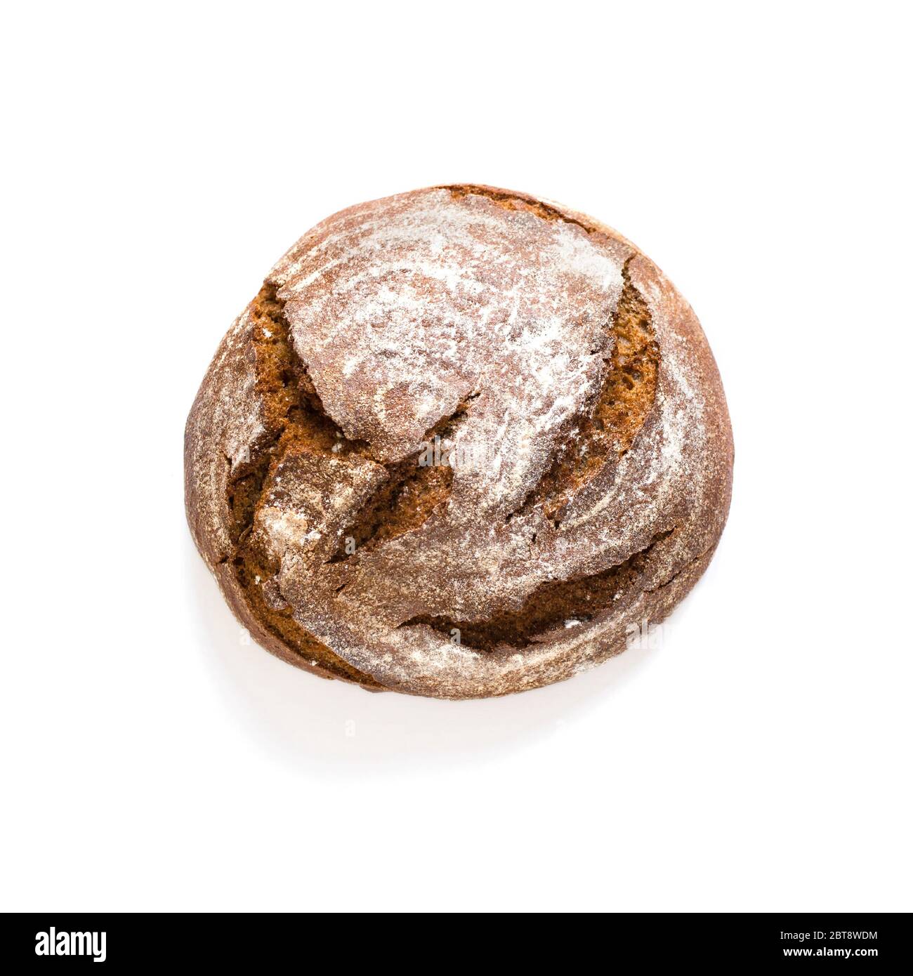 Frisches Sauerteig Brot isoliert auf weißem Hintergrund. Frisch gebackenes hausgemachtes Roggenbrot, Blick von oben, Kopierplatz. Stockfoto