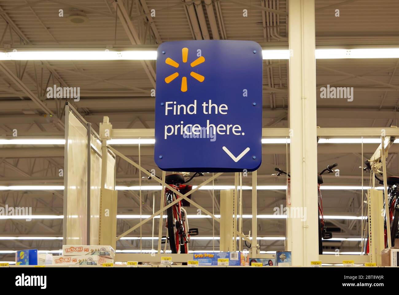 Bewegung des Preises finden Sie hier Schild im Walmart-Shop Stockfoto