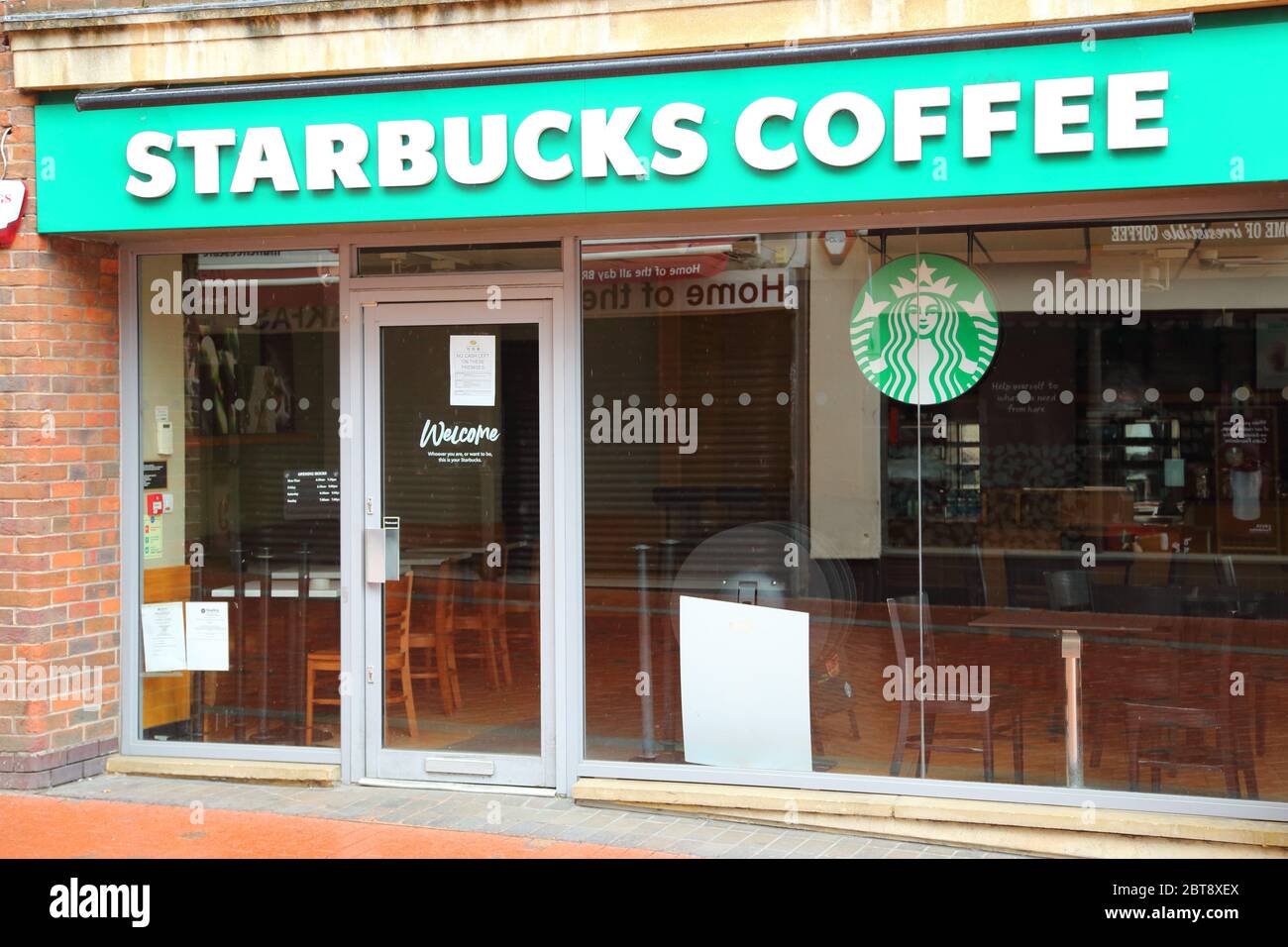 Während der Sperrung des Coronavirus, Reading, Großbritannien, ist das Starbucks Café in der Broad Street geschlossen Stockfoto