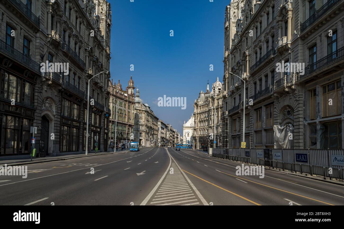 Die Kossuth Lajos Straße, ist eine der Hauptstraßen des Budapester Stadtzentrums. Elegante Paläste umgeben beide Seiten der Straße. Ungarn.Europa. Stockfoto