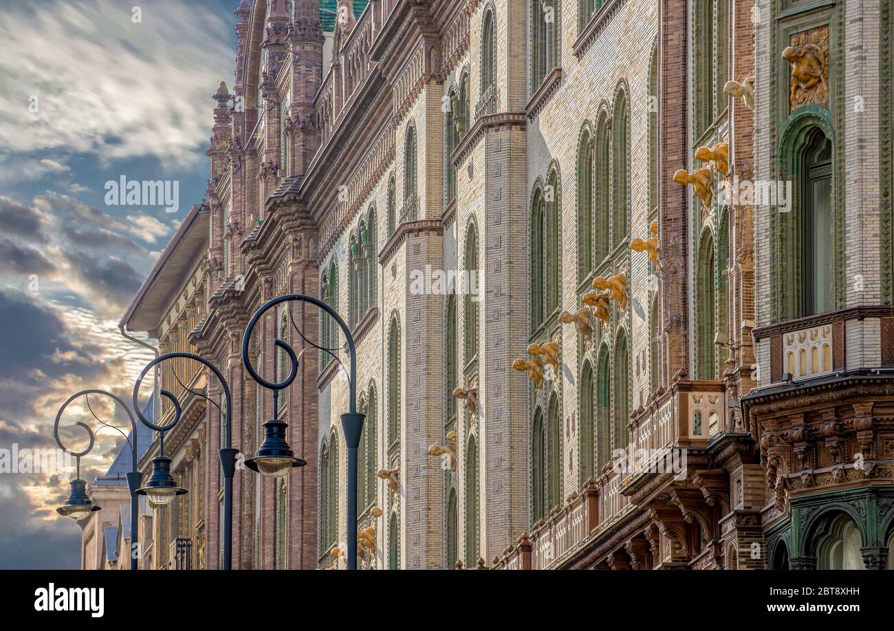 Detail des Jugendstil Brudern House (auch Paris Courtyard genannt). Majolika Statuen von männlichen und weiblichen Figuren Blick auf die Straße.Budapest. Stockfoto