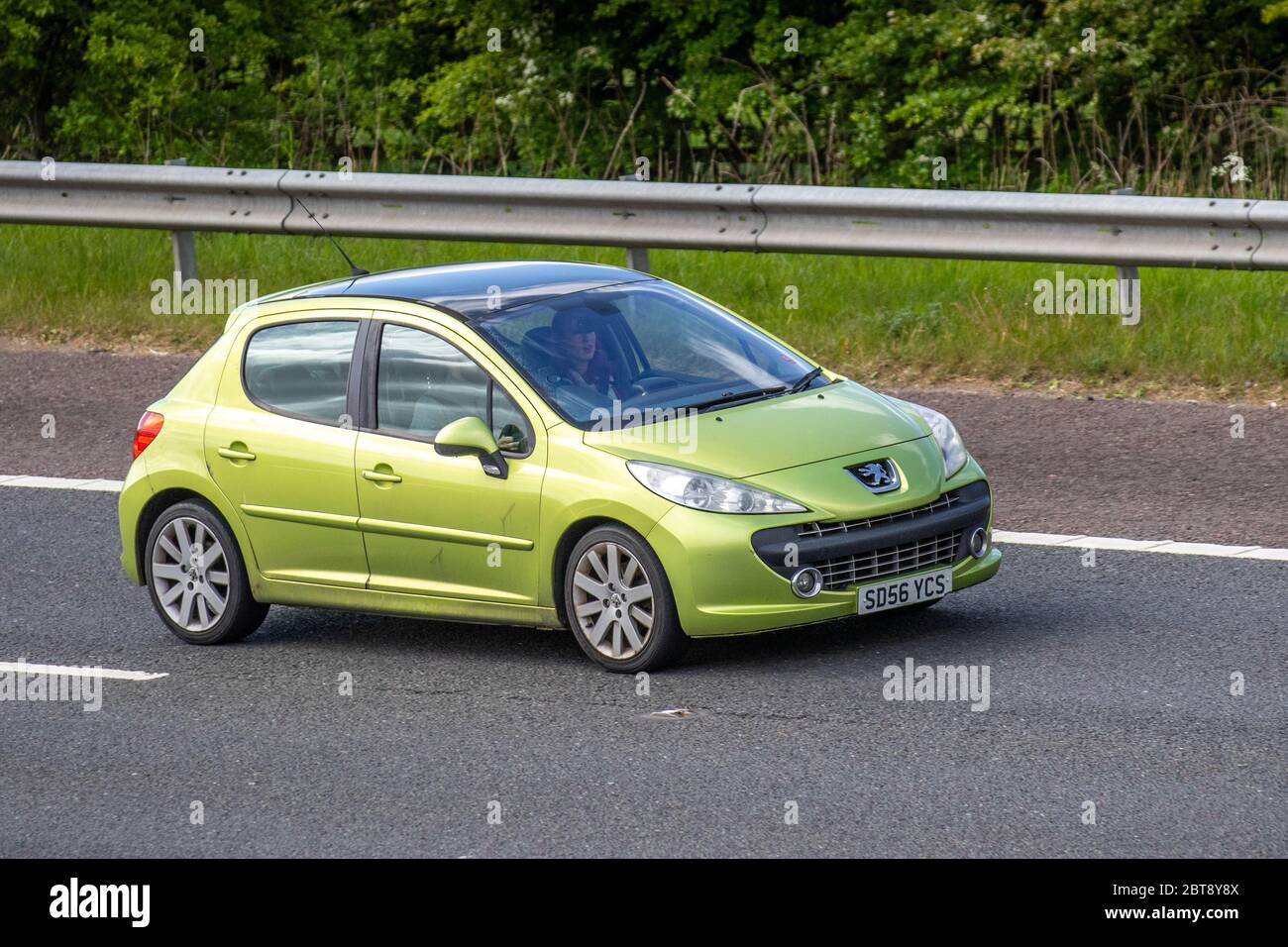 2006 Gelber Peugeot 207 GT HDI 110; Fahrzeuge, die in England fahren, Fahrzeuge auf britischen Straßen, Motoren, Autofahrer, Autofahrer auf der Autobahn M6 in Manchester. Stockfoto