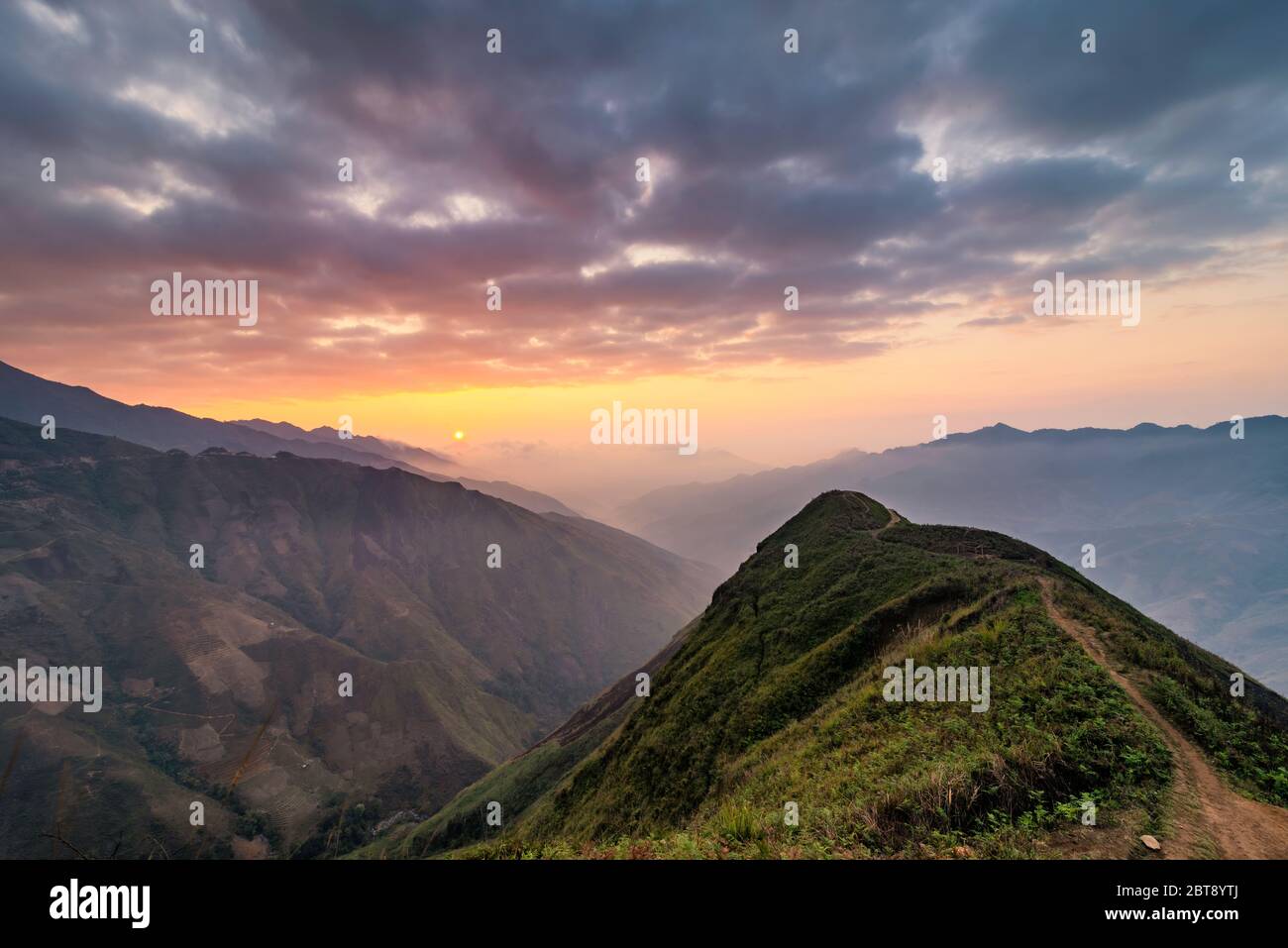 TA Xua ist eine berühmte Bergkette im Norden Vietnams. Das ganze Jahr über erhebt sich der Berg über den Wolken und erzeugt Wolkenumschwlungen Stockfoto