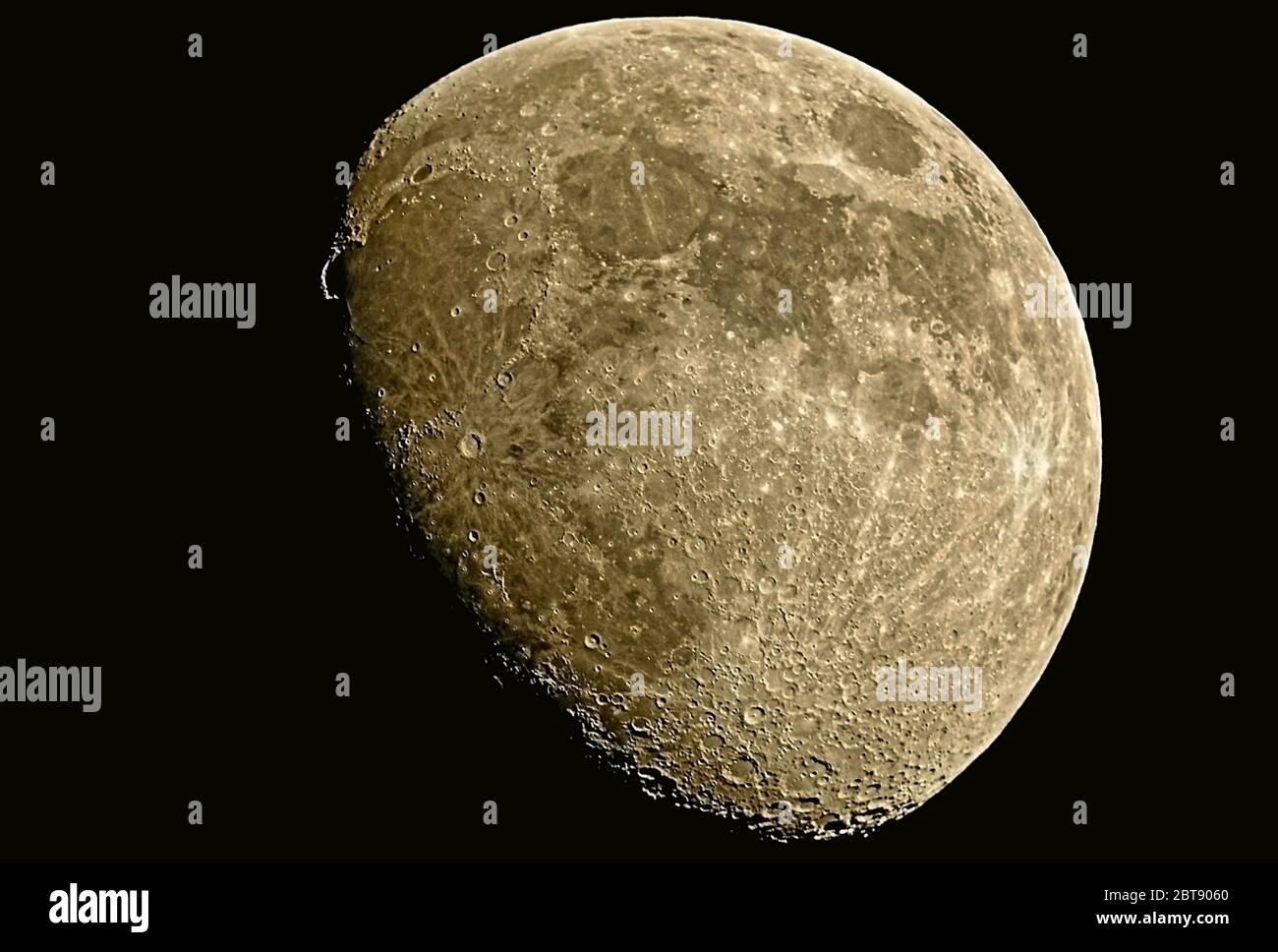 Der Mond in der zunehmenden Gibbos-Phase zeigt viele Meere (maria), Krater  und Berge. Aufgenommen durch ein 5-Zoll Schmidt-Cassegrain Teleskop  Stockfotografie - Alamy