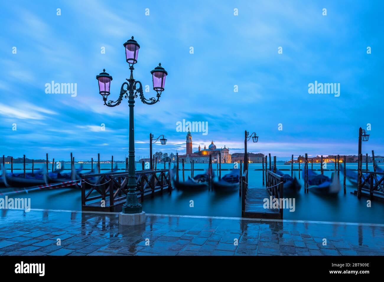 San Giorgio Maggiore in Venedig vom St. Mark's Square in der Morgendämmerung Stockfoto