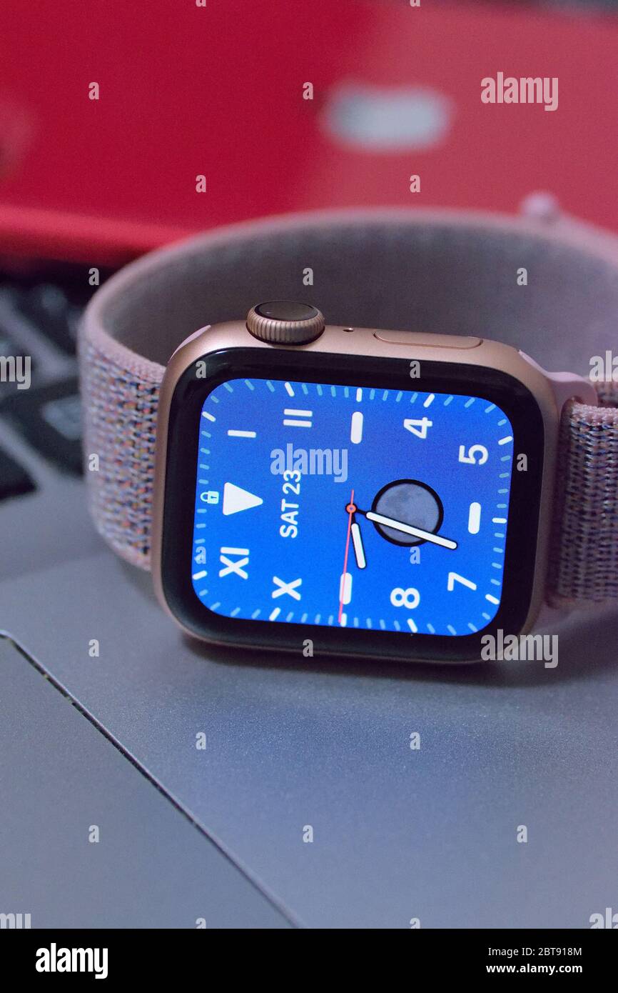 Apple Watch 5 mit iPhone 11 im unscharfen Hintergrund. Neue Apple Watch & iPhone Releases werden weithin verfolgt Veranstaltung jedes Jahr Stockfoto