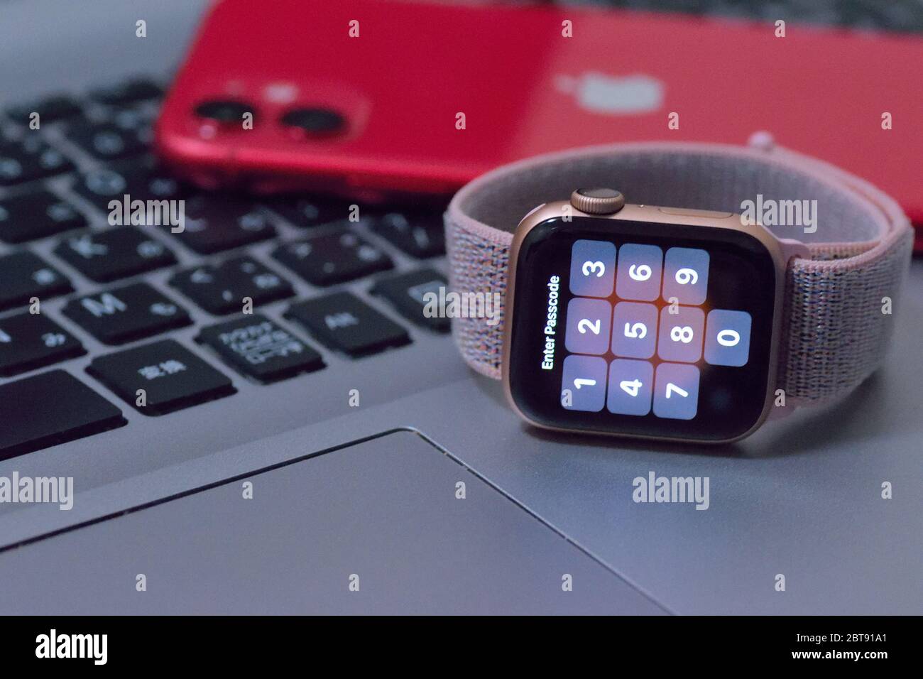 Apple Watch 5 mit iPhone 11 im unscharfen Hintergrund. Neue Apple Watch & iPhone Releases werden weithin verfolgt Veranstaltung jedes Jahr Stockfoto