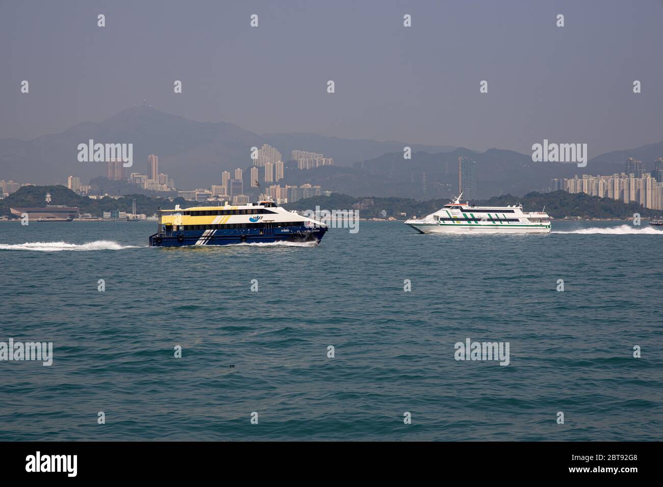 Sheung Wan, Hongkong - 22. Februar 2020: Fähren fahren durch den Victoria Hafen. Stockfoto