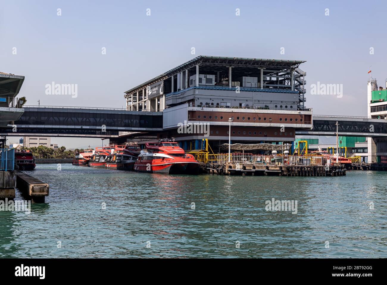 Sheung Wan, Hongkong - 22. Februar 2020 : Hong Kong - Macau Fährhafen in Victoria Habour. High-Speed-Handwerk liegt am Pier. All die saili Stockfoto