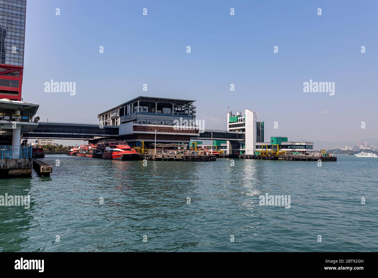 Sheung Wan, Hongkong - 22. Februar 2020 : Hong Kong - Macau Fährhafen in Victoria Habour. High-Speed-Handwerk liegt am Pier. All die saili Stockfoto