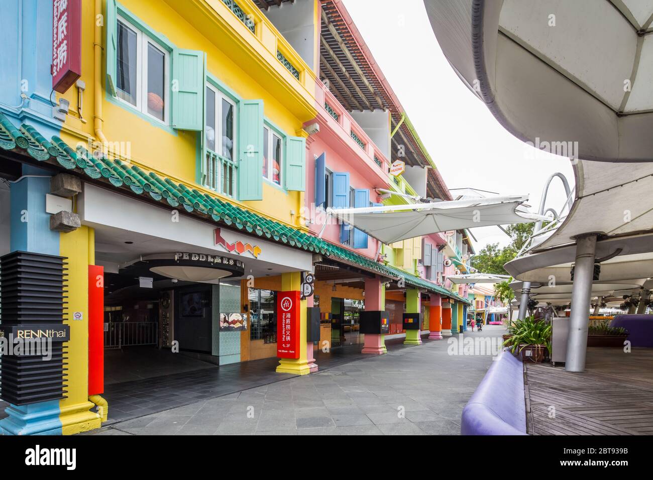 Alle Unterhaltungsangebote wie Bars und Restaurants sind wegen des weltweiten Ausbruchs der Pandemie, Clarke Quay, Singapur, geschlossen. Stockfoto