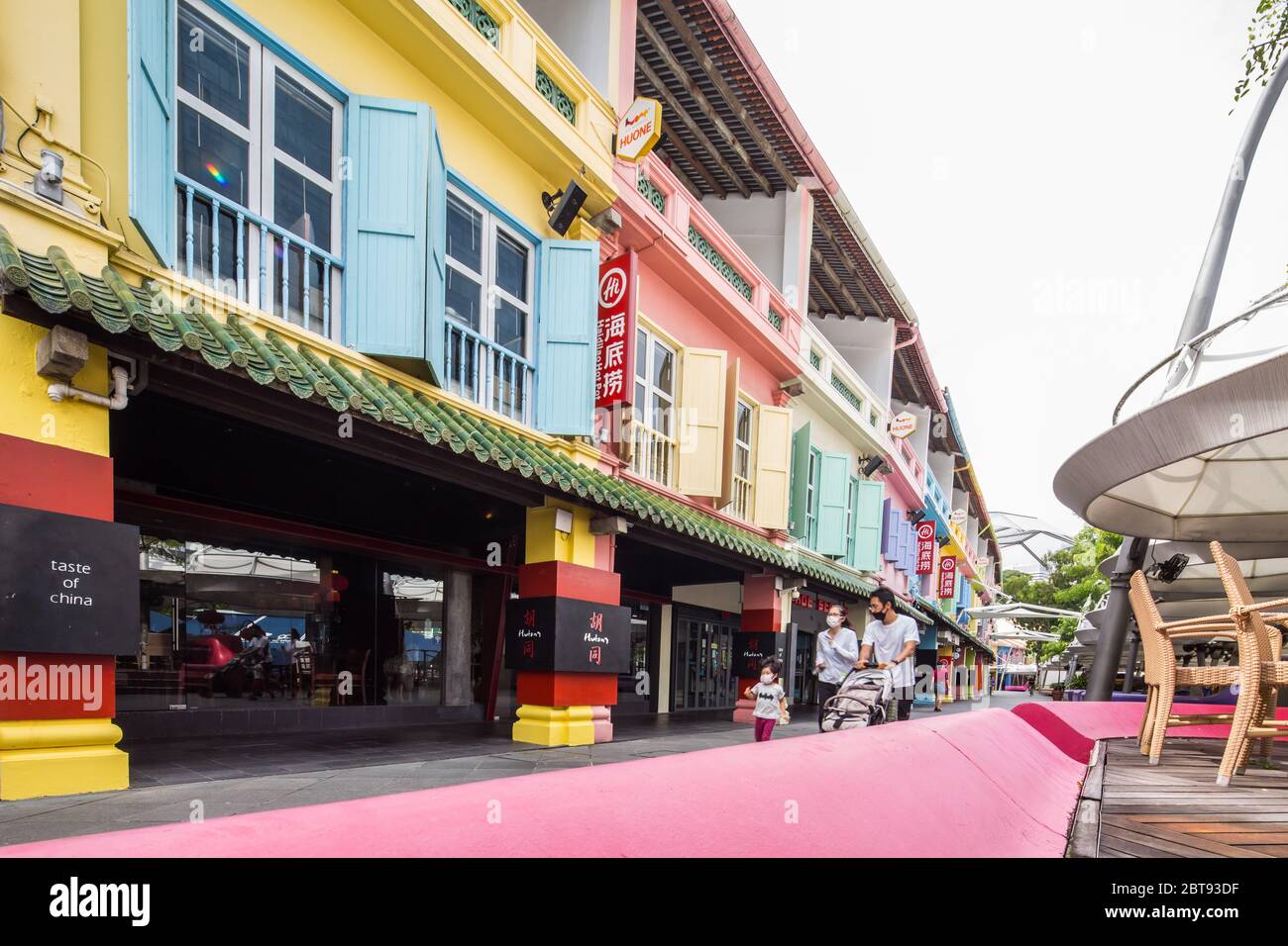 Eine Familie am Clarke Quay genießt ihren Tag. Ein beliebter Tourismusort. Singapur. Stockfoto