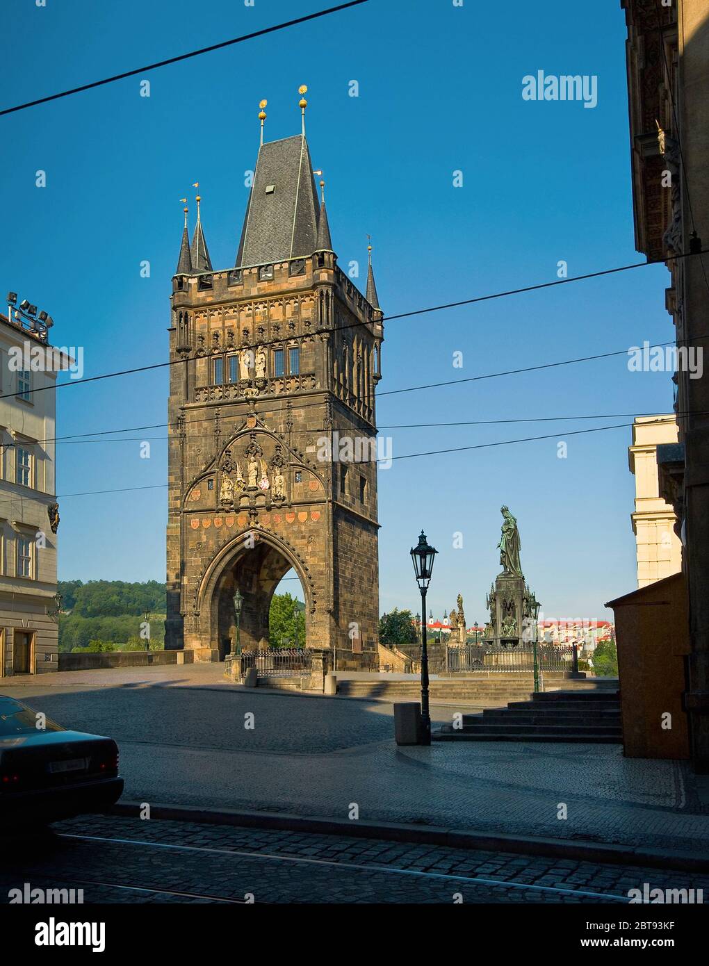Prag, Tschechische Republik. Altstädter Brückenturm und Statue von Kaiser Karl IV., Kaiser des Heiligen Römischen Reiches und König von Böhmen - berühmte gotische Architektur Stockfoto Prag, Tschechische Republik. Altstädter Brückenturm und Statue von Kaiser Karl IV., Kaiser des Heiligen Römischen Reiches und König von Böhmen - berühmte gotische Architektur Stockfoto