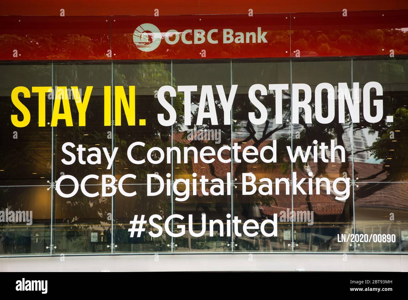 Gesunde Marketingkampagne der OCBC Bank „Bleib in, bleibe stark“, um das Geschäft während dieser Pandemie am Leben zu erhalten. Singapur. Stockfoto
