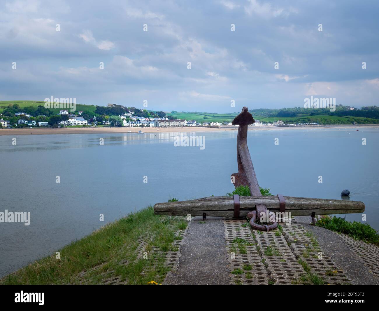 Die Stadt Instow vom Kai bei Appledore aus gesehen, mit altem Anker im Vordergrund. North Devon Szenerien, Reisen und Tourismus. GROSSBRITANNIEN. Stockfoto