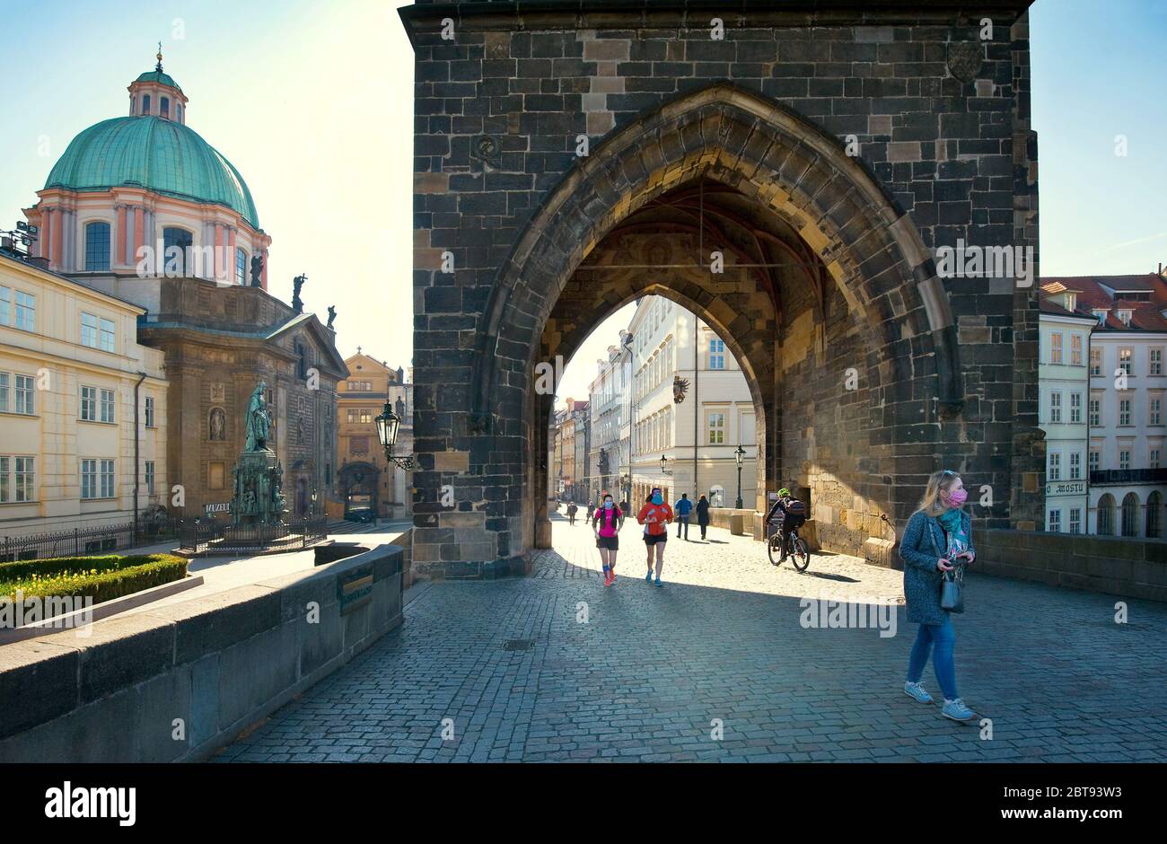 Prag, Tschechische Republik. Menschen auf der Karlsbrücke, Altstädter Brückenturm und Statue von Kaiser Karl IV im Hintergrund der Morgensonne. Mai 2020 Stockfoto Prag, Tschechische Republik. Menschen auf der Karlsbrücke, Altstädter Brückenturm und Statue von Kaiser Karl IV im Hintergrund der Morgensonne. Mai 2020 Stockfoto