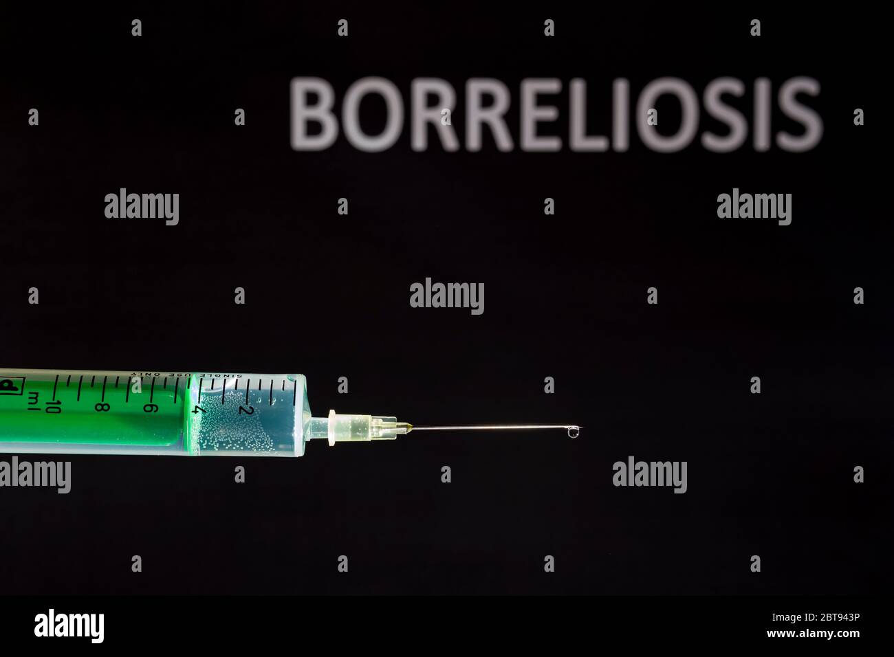 Diese Abbildung zeigt eine Einweg-Spritze mit hypodermischer Nadel, BORRELIOSE auf einer schwarzen Tafel dahinter geschrieben Stockfoto