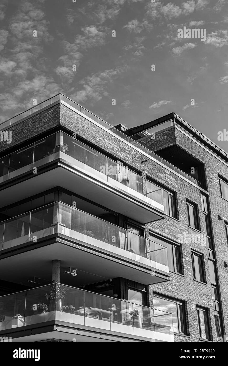 Balkone an der Ecke eines neu erbauten Apartmentkomplexes. Stockfoto