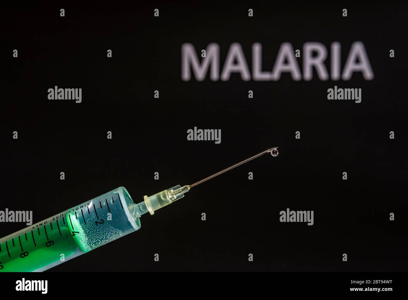 Diese Abbildung zeigt eine Einweg-Spritze mit hypodermischer Nadel, MALARIA auf einer schwarzen Tafel dahinter geschrieben Stockfoto