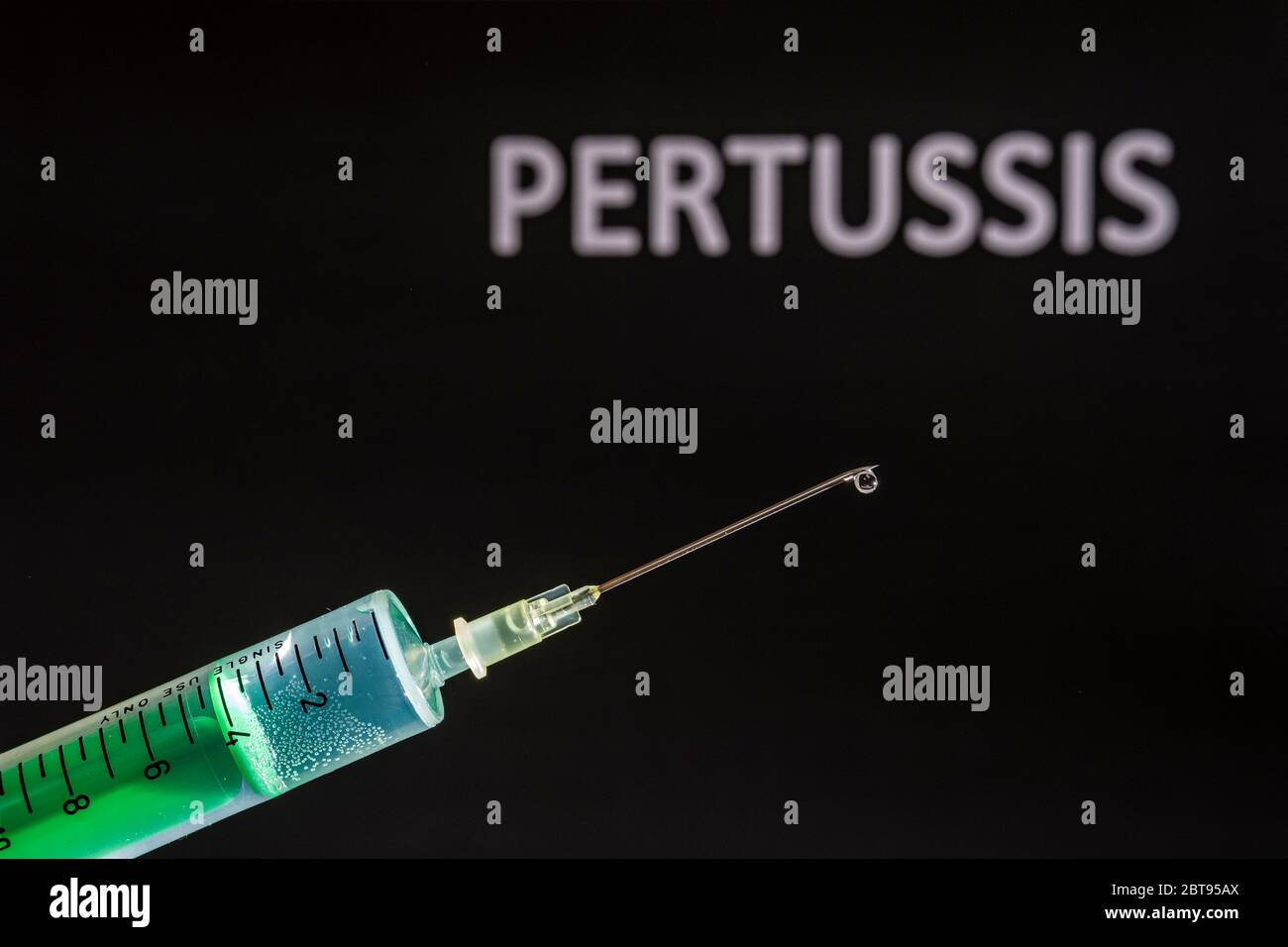 Diese Abbildung zeigt eine Einweg-Spritze mit hypodermischer Nadel, PERTUSSIS auf einer schwarzen Tafel dahinter geschrieben Stockfoto