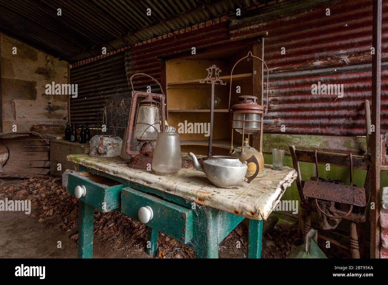 Alte Laterne, Wasserkocher, Tisch, Highlands, Schottland Stockfoto