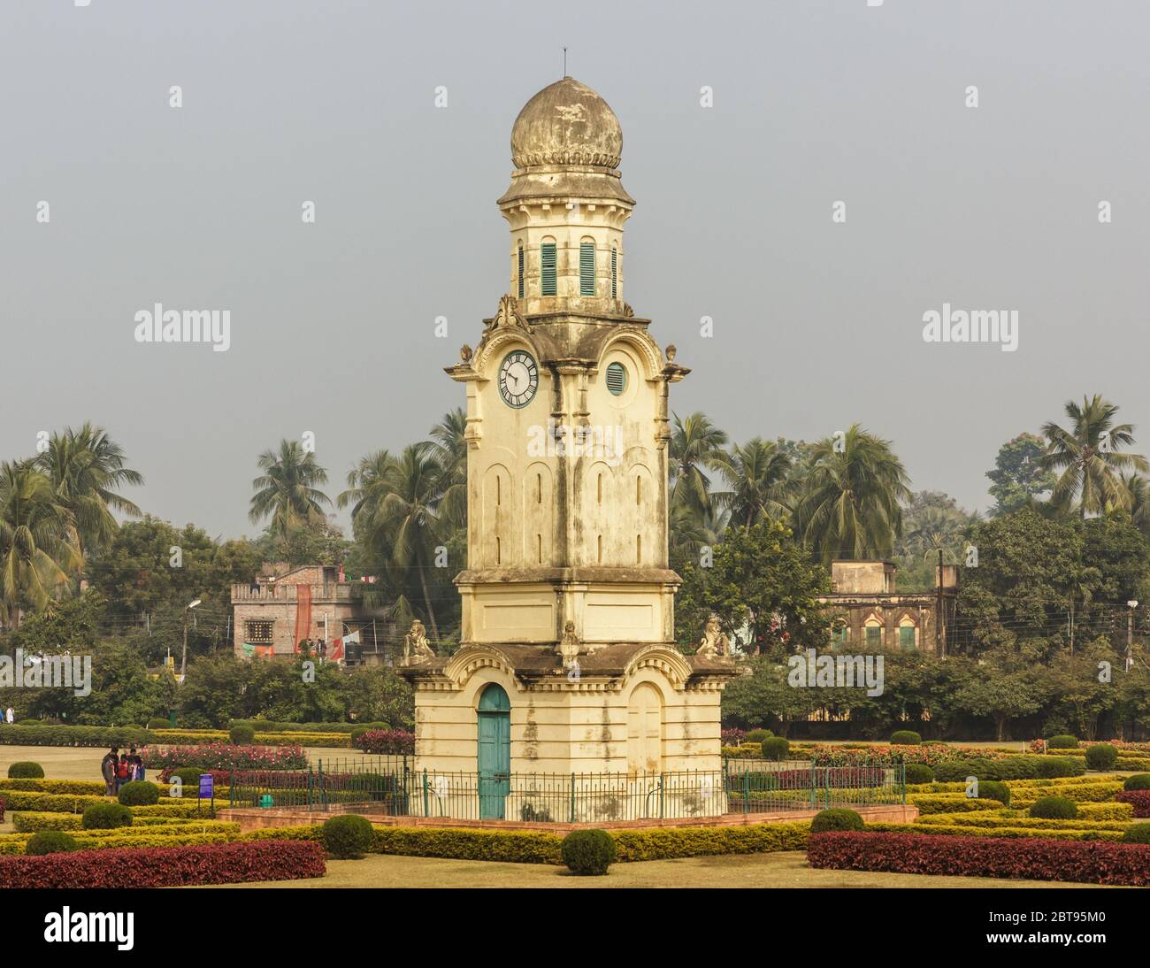 Murshidabad, Westbengalen/Indien - Januar 15 2018: Der Murshidabad Uhrenturm alias Ghari Ghar in den Gärten des Nizamat Imambara. Stockfoto