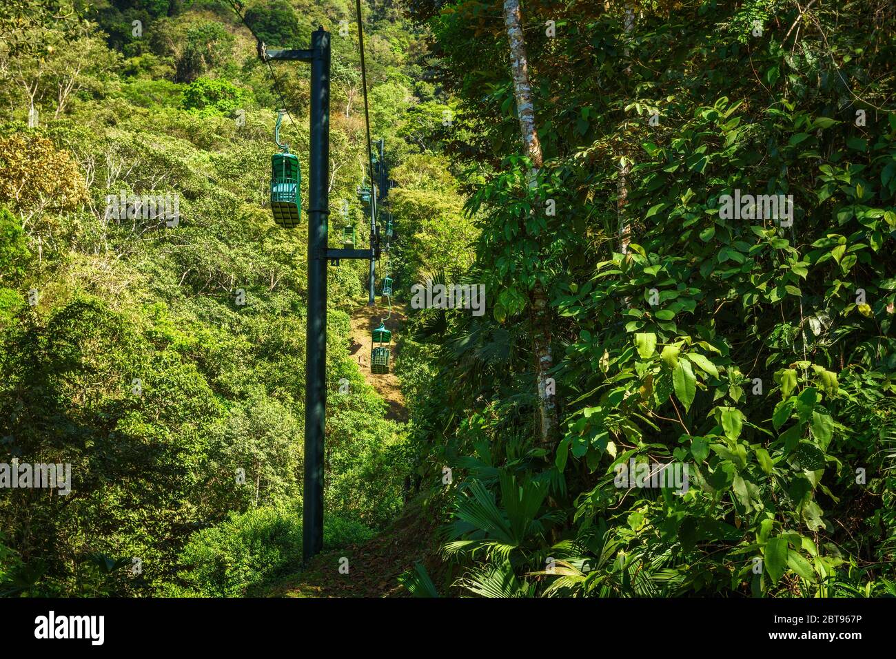 Seilbahnkabinen fahren durch den tropischen Regenwald bei Jaco in Costa Rica Stockfoto