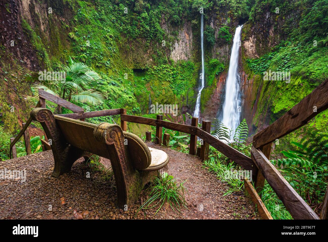 Leere Bank am Wasserfall Catarata del Toro in Costa Rica Stockfoto