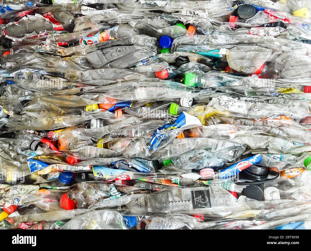 Nahaufnahme der Box von gepressten Plastikflaschen bereit für das Recycling. Stockfoto