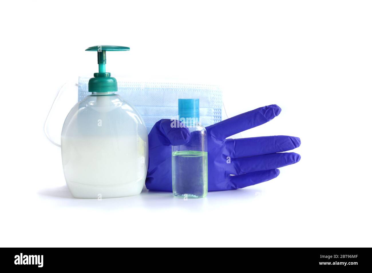 COVID-19 Corona Virenschutz. Bilder von Hand Desinfektionsmittel, Handschuh, Maske, Seifenspender gegen 2019 nCoV zu schützen, helfen, die Ausbreitung des Virus zu stoppen. Schützen Sie sich selbst und andere Stockfoto