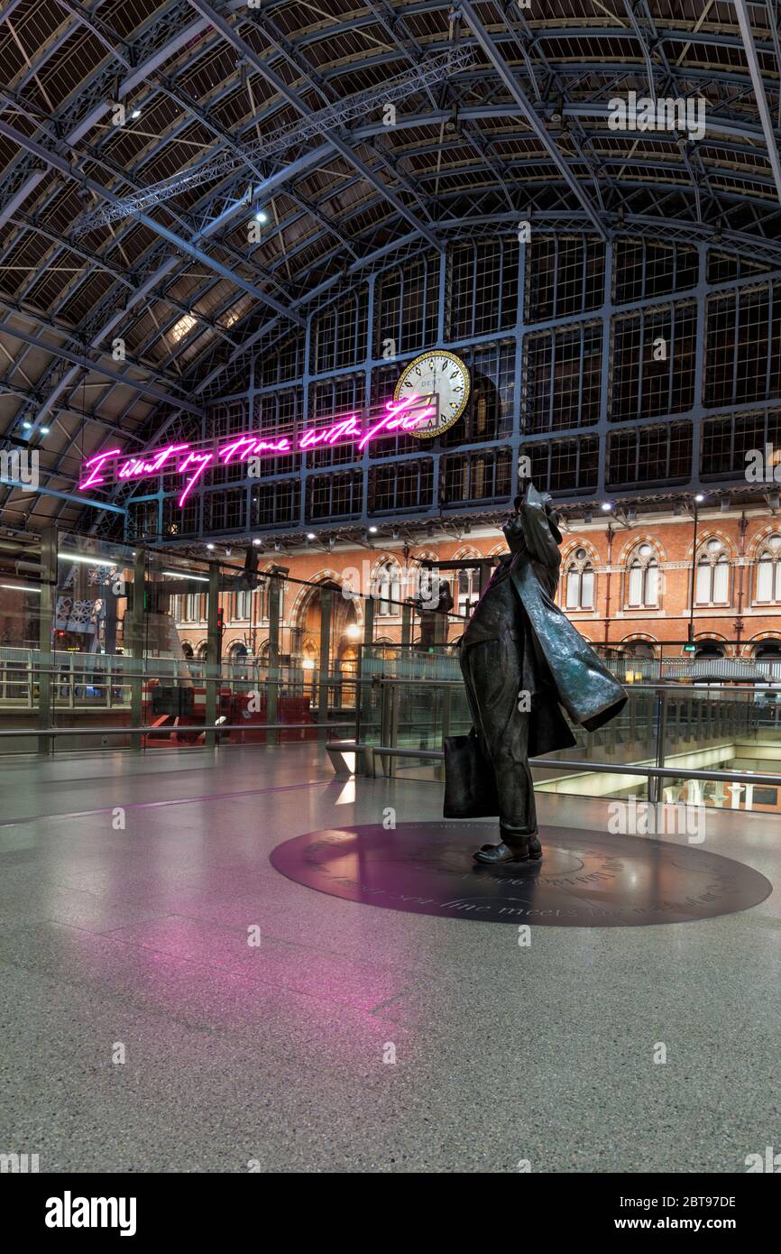 16/01/2019 London St Pancras Station Statue von Sir John Betjeman, gutgeschrieben mit der Rettung der Station von Abbruch Stockfoto