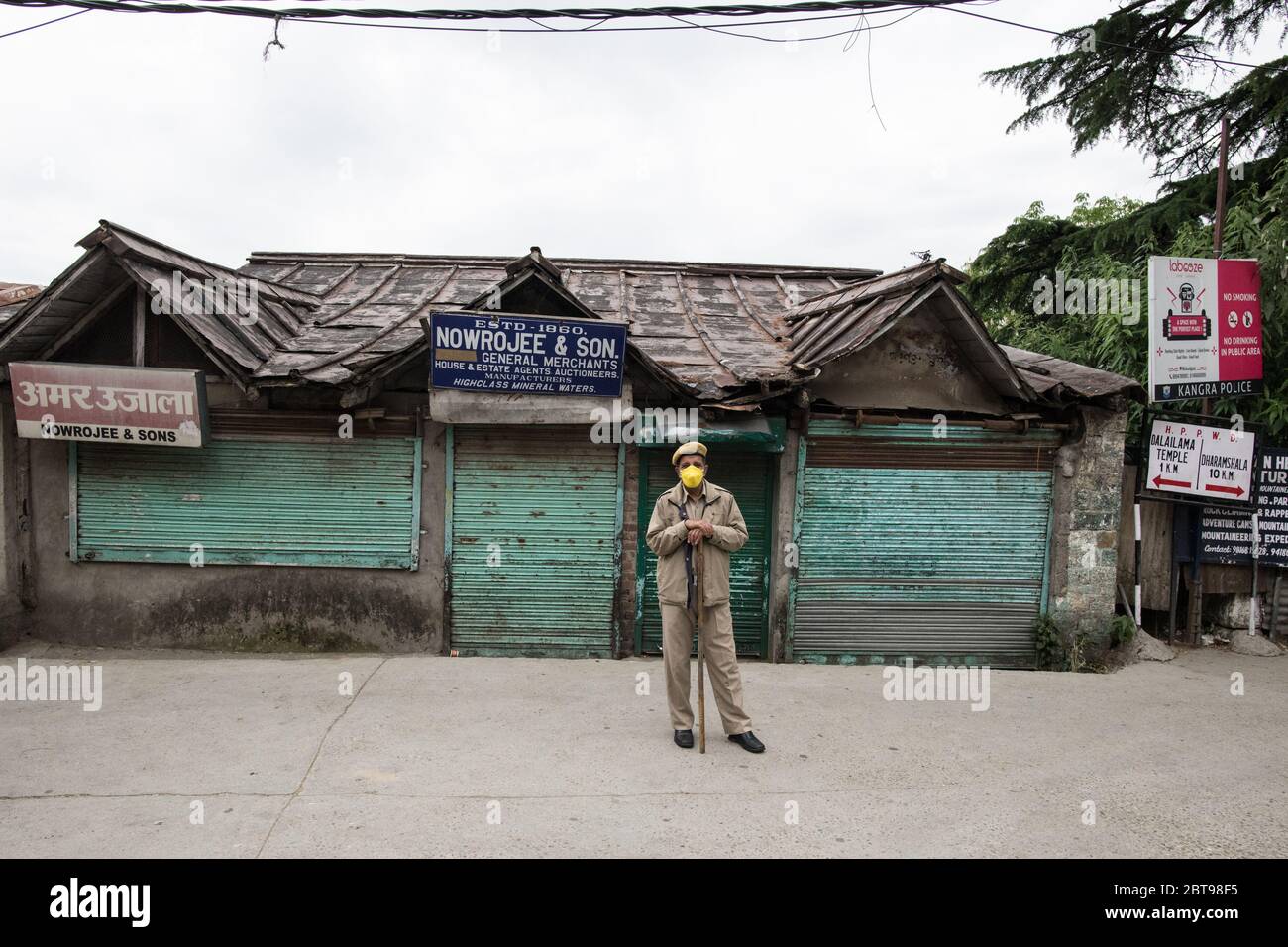 Polizeibeamter trägt Schutzmaske und Durchsetzung der sozialen Distanzierung, um die Ausbreitung des Coronavirus COVID 19 zu verhindern. Dharamshala, Indien. Stockfoto