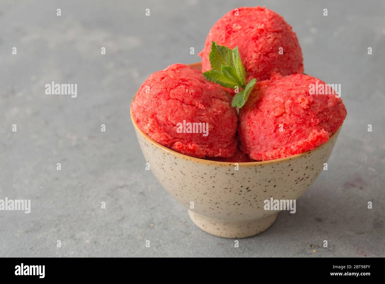 DAS BESTE ERDBEER-EIS REZEPT Stockfoto