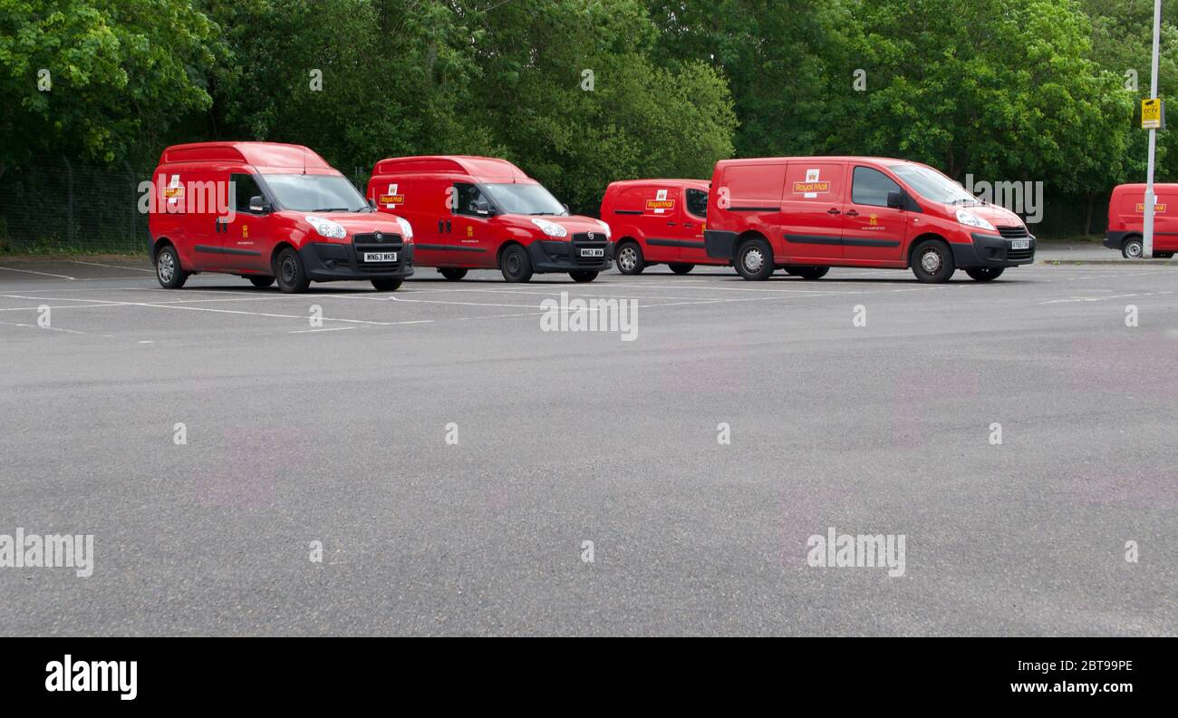 25. Mai 2020 - London, UK: Fünf Royal Mail Lieferwagen auf dem Parkplatz Stockfoto