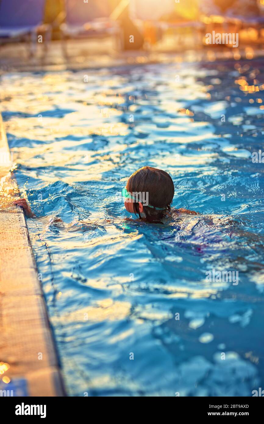Junges Mädchen im Pool schwimmen an heißen Sommertag Stockfoto