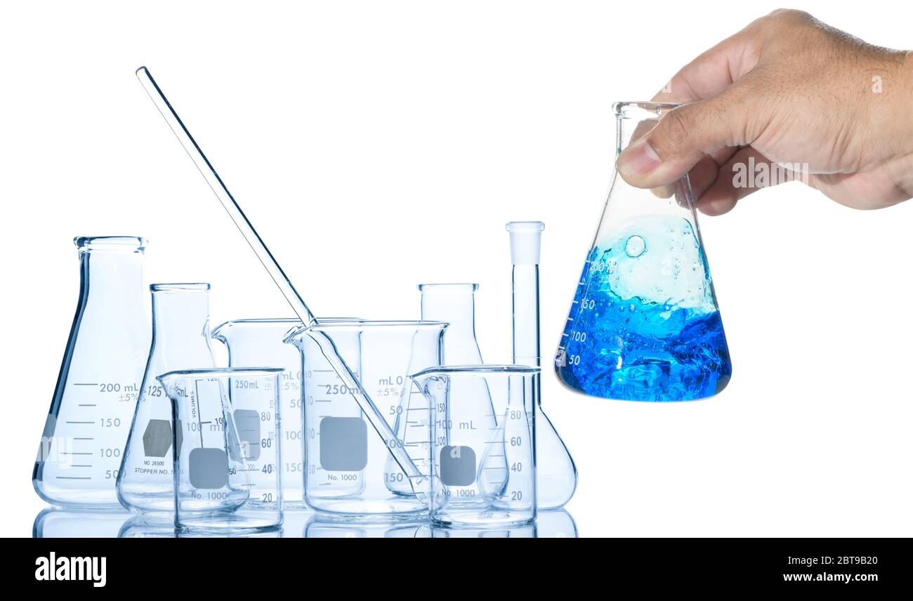 Hand Wissenschaftler schüttelt Erlenmeyerkolben mit blauer Flüssigkeit isoliert auf weißem Hintergrund, wissenschaftliche Geräte und Wissenschaft Technologie Konzept Stockfoto