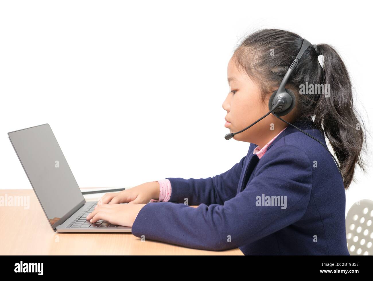 Nette Schüler tragen Kopfhörer und lernen mit Laptop isoliert auf weißem Hintergrund. Ausbruch Des Coronavirus. Sperrung und Schließung von Schulen. Stockfoto
