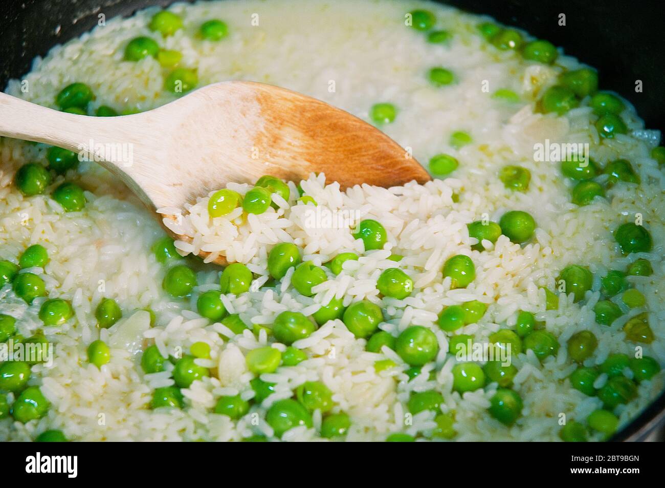 Reis mit Erbsen kochen. Stockfoto